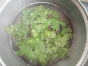 3、芹菜叶洗净后，放入锅中焯一下，捞出放清水中备用。