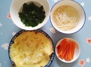 6、原料集合啦，煎好的蛋皮，胡萝卜切条状，焯好的金针菇和芹菜叶。