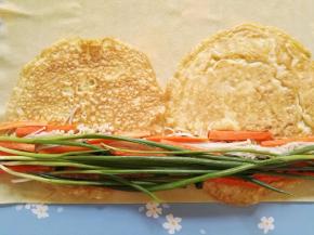 8、将洗净的小葱放置在蛋皮上。