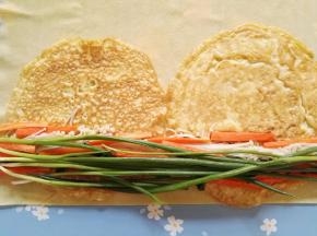 8、将洗净的小葱放置在蛋皮上。