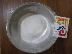 1、准备好原料：面粉和发酵粉，家里用的普通面粉就可以哦。