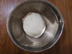 2、酵母粉与清水混合后，倒入面粉中，将面粉和成一个比较柔软的面团。看好啦，技巧一：面团软做出来的发面饼也会柔软，想要面软，就要看加水的量，一般面粉和水的比例是1斤面5两半或6两的水。将面团放入盆中，盖上保鲜膜，放室内温暖的地方，进行饧发。