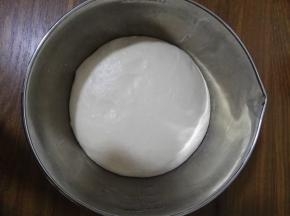 3、这是饧好的面团，看上去，有光泽，而且也很柔软。