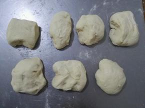 4、手上沾薄面，将大面团分成7个均等的小面团，烙发面饼的面团不需要排气，只用手稍微整理一下即可。技巧二：不要用过多的干面粉去揉面，只要不粘手就可以，面团也不需要过多的排气，只要揉成团就可以。