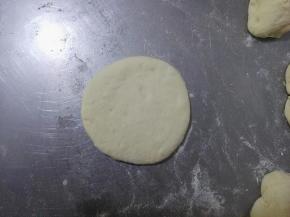 5、拿一个小面团，将它擀成0.3至0.5厘米厚度的圆形，其它的面团也依此做好。技巧三：饼不要擀得太薄，不容易饧发，也不要太厚，厚了不容易成熟。