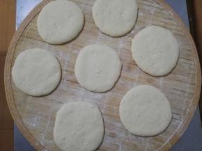 6、擀好的生饼放在竹帘上，盖上湿布饧发10或15分钟，饧发好的面团看着明显增厚了，用这种方法就能区分面团是否饧发。技巧四：生饼必须要进行饧发，饧发的标准就是面团增厚，用手指按压，可以回弹。