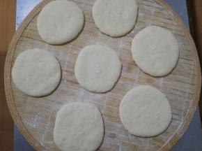 6、擀好的生饼放在竹帘上，盖上湿布饧发10或15分钟，饧发好的面团看着明显增厚了，用这种方法就能区分面团是否饧发。技巧四：生饼必须要进行饧发，饧发的标准就是面团增厚，用手指按压，可以回弹。