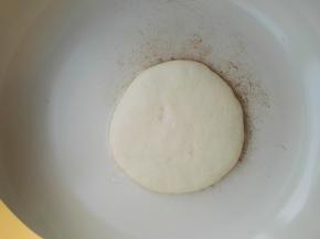 7、锅底抹少许油，将饧好的面团轻轻放入锅中，中火烙制，为防止面团内的水分蒸发，可以盖上锅盖，担心饼粘锅底，可以轻轻地晃动锅，饼会自己跟着动的。技巧五：用中火烙，盖上锅盖，减少水分的蒸发，饼吃起来不会那么干。