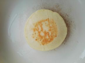 8、当饼的底部成型时，翻到另一面，继续烙制，为了使饼能均匀受热，中间可以晃动锅，当饼的两面呈金黄色时，用锅铲按压饼时，其可以迅速回弹，证明饼已经成熟了，取出烙下一个饼。