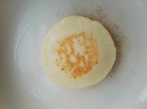 8、当饼的底部成型时，翻到另一面，继续烙制，为了使饼能均匀受热，中间可以晃动锅，当饼的两面呈金黄色时，用锅铲按压饼时，其可以迅速回弹，证明饼已经成熟了，取出烙下一个饼。
