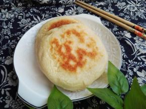 9、金灿灿、柔软、带有浓浓麦香味的发面饼上桌喽。