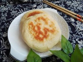 9、金灿灿、柔软、带有浓浓麦香味的发面饼上桌喽。