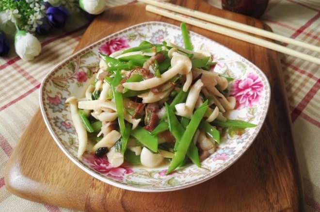 白玉菇荷兰豆炒五花肉