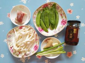 1、准备食材：白玉菇、五花肉、荷兰豆，八宝酱、姜、蒜、葱。