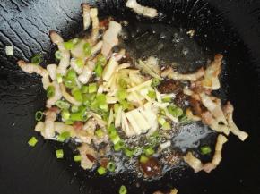 5、加入葱、姜、蒜，炒香。