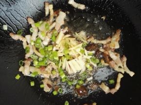 5、加入葱、姜、蒜，炒香。