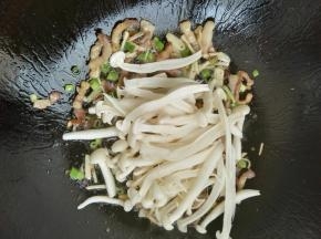 6、加入白玉菇，翻炒均匀。