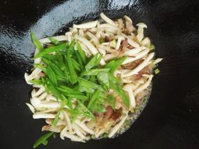 8、加入荷兰豆，翻炒均匀即可出锅装盘啦。