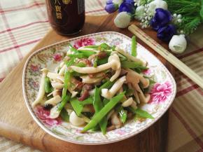 9、美味诱人的白玉菇荷兰豆炒五花肉做好啦。