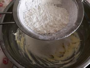 3.	再筛入低筋面粉，用手抓匀成团，盖上保鲜膜松弛10分钟左右，