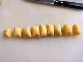 4.	再揉成长条状，用刀切成小块，大小比准备的麦丽素大一些就可以了，