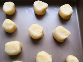 5.	再依次放在不粘烤盘上，然后用手指头在中间按出一个小圆坑，