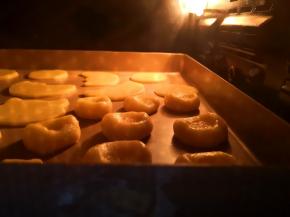 6.	烤箱预热，上下火，中层，170度烤18分钟左右，至饼干表面上色就可以出炉了，