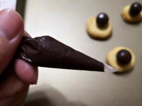 7.	巧克力装入裱花袋里，用热水将其隔热融化，