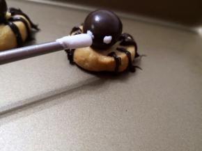 9.	用筷子蘸上白色液体棉花糖点是蜘蛛的眼睛，当然如果有白巧克力可以用白巧克力来做蜘蛛的眼睛，