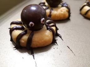 10.	最后在白色的眼睛里点上黑色的巧克力做眼珠，小蜘蛛就完成了。