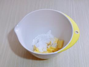 将室温软化的黄油放入较深的器具中，加入糖粉！用硅胶铲拌均匀，避免启动电动打蛋器时糖粉飞扬！