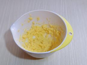 启动电动打蛋器，低速打一会再中速将黄油打发，如图！