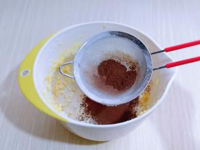 将可可粉，玉米淀粉过细筛，