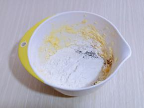 再筛入低筋面粉，用硅胶铲搅拌均匀且无干粉！