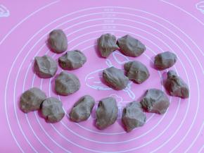 15分钟后面团松弛好了，分成等分的小面团，每个约16克！这个量我做了16块饼干！