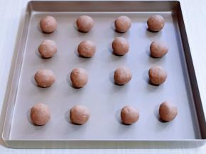 用手心轻轻将面团揉圆至光滑！摆放在烤盘上，并间隔距离！（我的是不粘烤盘，如果不是这种烤盘需要垫上一张油纸）