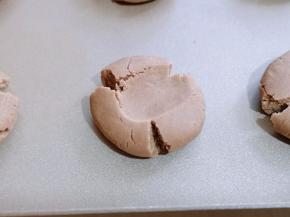 用大拇指轻轻按压，无需太用力。避免中间太薄，烤出来的饼干容易断裂。（一定要用大拇指，按力要均匀，这样才漂亮）