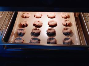 入美的蒸烤箱中层。