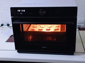 170°预热5分钟，170°烤18-20分钟。(每家烤箱温度不同，温度及时间适当调整，根据自己烤箱性能来)我用的是美的s5-l300e蒸烤箱！