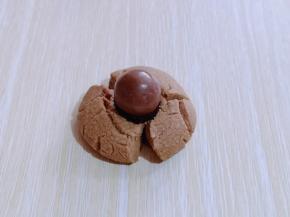 再将麦丽素放在巧克力酱处，左右移动一下麦丽素，这样巧克力酱更加均匀！