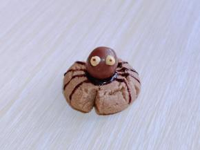 用白巧克力酱做眼睛，再用牙签沾少许黑巧克力酱点在白巧克力酱中间！