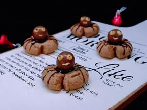 再用牙签沾上白巧克力酱画出嘴巴！这样蜘蛛饼干就做好啦！（做几个随意，我没有全部做装饰，涂了巧克力酱不好保存）