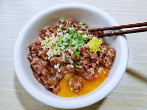 葱姜蒜去皮切碎，盐，料酒加肉糜中，再加入鸡蛋。