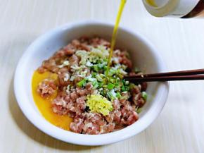 加入橄榄油，搅拌均匀，放旁边静止15分钟！