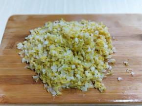 酸菜用温水洗两遍，避免太酸，如果喜欢吃酸一点的话可以洗一遍！