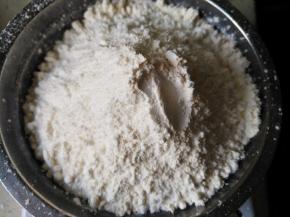 将高低筋粉混合