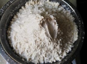 将高低筋粉混合