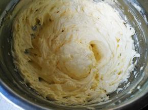 加入淡奶油，打发均匀