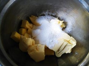 将黄油和糖粉混合