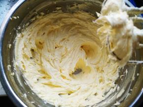 用电动打蛋器打发至蓬松